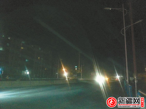 仓房沟中路新装的路灯还没亮。