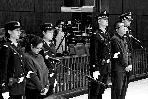 被告人杨秀宇(右)、卢梅在法庭上。 新华社发