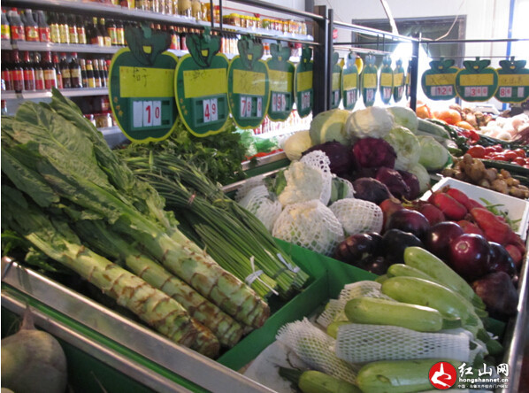 社区蔬菜副食直销店新鲜蔬菜琳琅满目，价格牌整整齐齐一一对应。