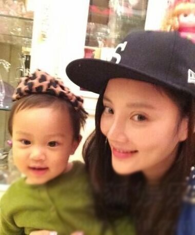 李小璐晒素颜出镜吻女儿照 小甜馨变美撞脸周迅