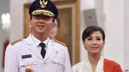 钟万学与妻子Veronica Tan在就职仪式上。