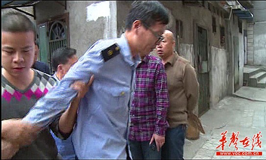 　　目前，因涉嫌假冒注册商标的商品，犯罪嫌疑人已被郴州警方刑事拘留。警方视频截图。