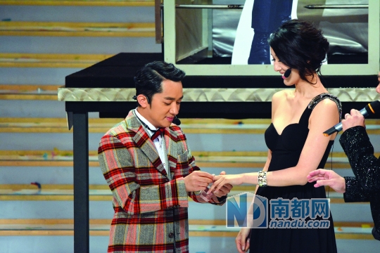 王祖蓝为女友戴上心形钻戒。
