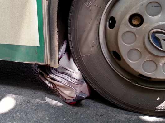 10月1日来云南旅游时，被公交车挤压坏的行李箱。图为吴鸿第老人拍摄照片。