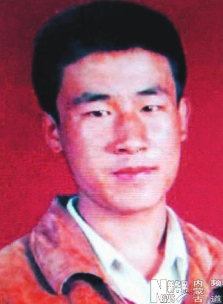 这是11月20日翻拍的呼格吉勒图生前照片。新华社记者李云平摄