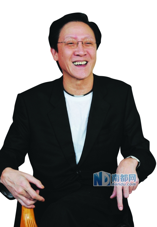 《唐伯虎点秋香》里，周星驰和“夫人”的这段对话，其实就是用投资老板向华胜的名字做“梗”。