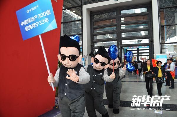 游走举牌式宣传