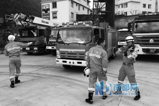 甘孜州消防支队奔赴灾区。C FP图