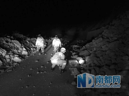 震区路上落石多，交通受影响。 华西都市报图