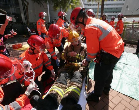 首当其冲受伤消防员送院救治香港大公报图