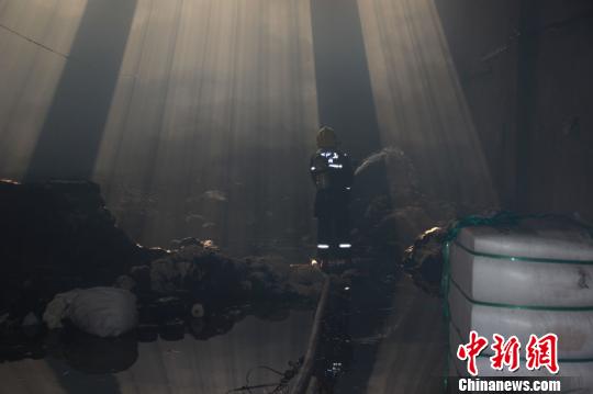 图为鹿寨县消防中队的消防人员正在灭火。 康鹏 摄