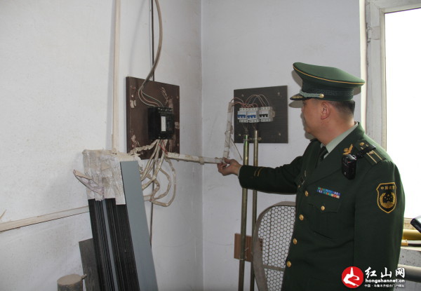 水磨沟区消防大队副大队长史杰向记者说明用电安全。