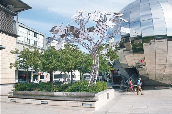 英小镇计划建造“太阳能树” 充电上网两不误(图)|太阳能|手机_凤凰财经