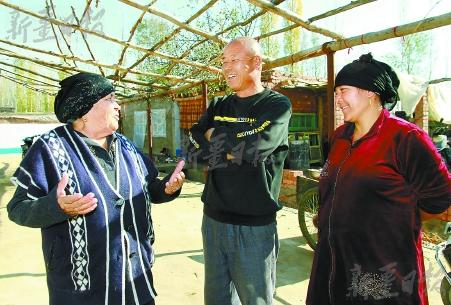 11月22日，库万汗·胡代德(左）与“玉素甫江”（中）用维吾尔语交谈。