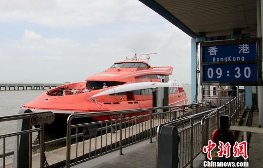 从深圳机场码头开出前往香港的船班　方明华　摄