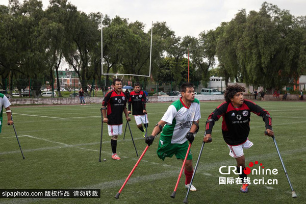 当地时间2014年9月27日，墨西哥墨西哥城，墨西哥城首支被截肢者足球队“阿兹特克勇士”与另一球队“龙”队进行比赛。