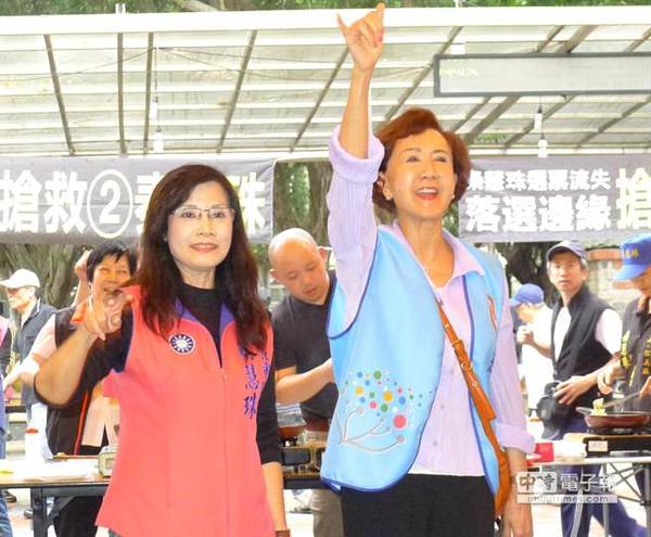 连方瑀（右）为台北市议员秦慧珠站台，并呼吁选民市长投给6号连胜文。（图片来源：台湾中时电子报）