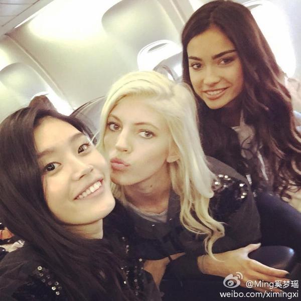 维多利亚的秘密年度大秀将在12月2日上演，11月30日，中国超模奚梦瑶何穗领衔众超模飞赴伦敦。图片来源：奚梦瑶认证微博