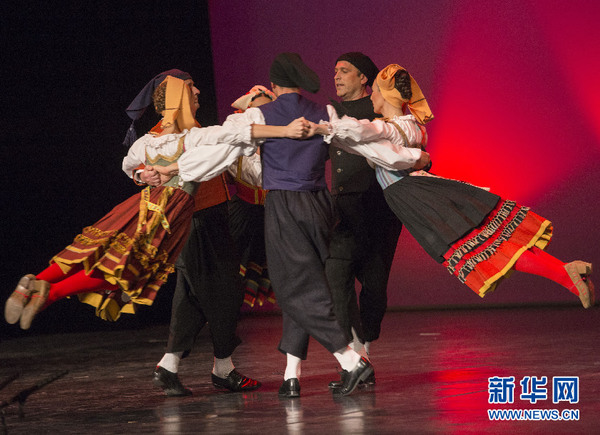 拉多演员在演出中。（米绍·利沙宁 摄）