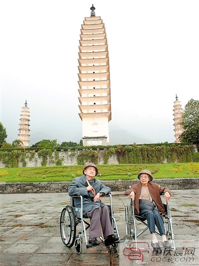 2004年,吴清源和夫人在云南大理游览。 新华社