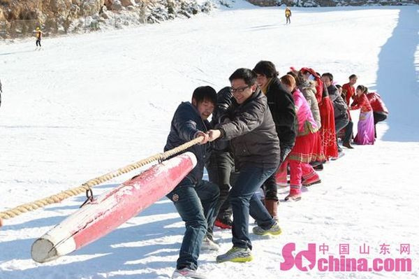 游客在进行雪上拔河