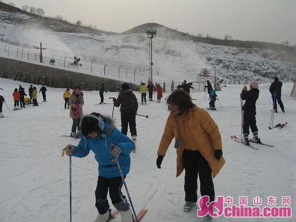 游客在滑雪