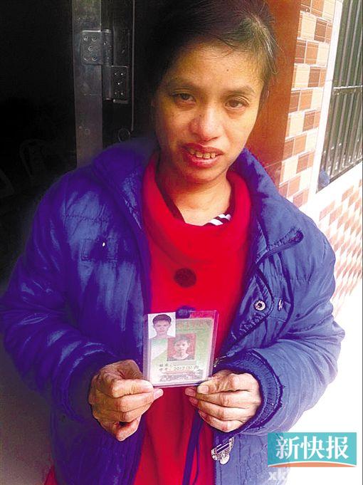 ■小光的母亲拿着儿子的学生证,眼睛已哭肿。