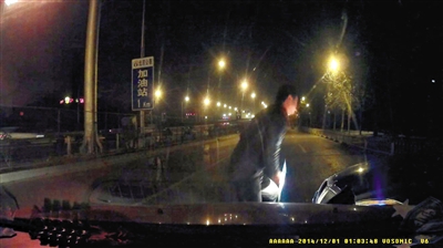 北京：司机遭遇剐蹭 驾车逆行、闯红灯截停肇事车
