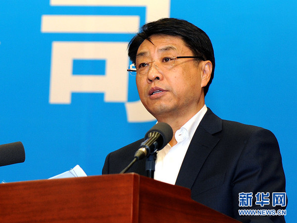 图为大庆油田工会主席史新代表大庆油田党委