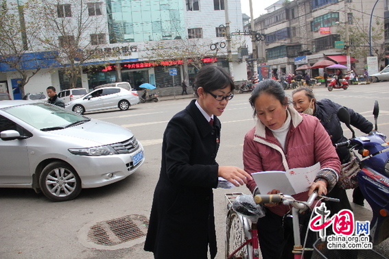 罗平县人民检察院印制《法律宣传手册》5000册向群众免费发放。【张晓徽 摄】