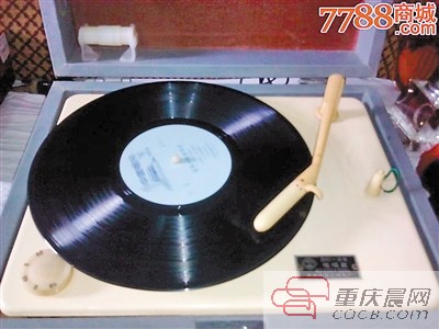 无线电九厂生产的嘉陵江牌电唱机,是当年很多家庭梦寐以求的家电。