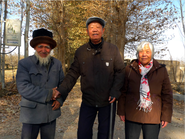 巴拉提·依提与闫占有夫妇合影