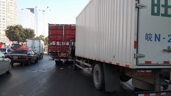 <em>合肥</em>清晨多起车辆<em>溜冰</em>追尾事故 无人员伤亡|