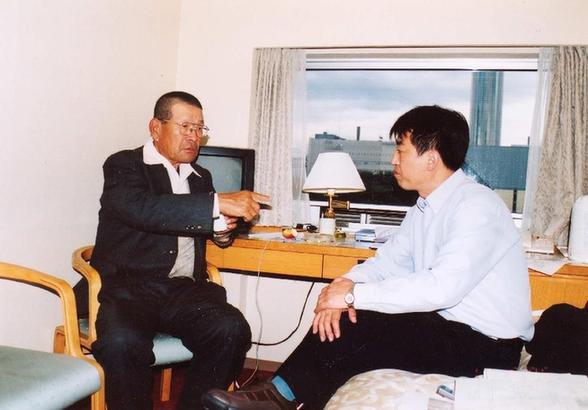 731部队原队员铃木进在接受金成民(右)取证(2000年7月摄)。新华社发
