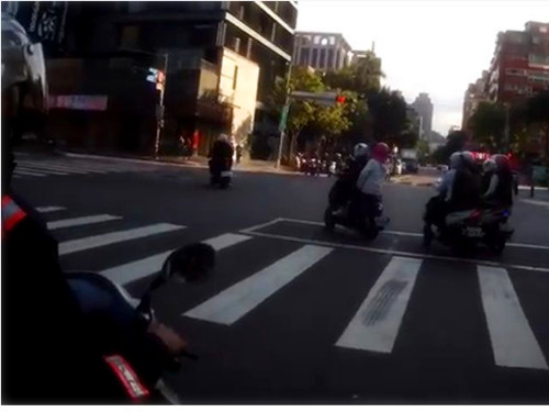 车主等不及3秒剩余等待时间闯红灯 挨罚近2千