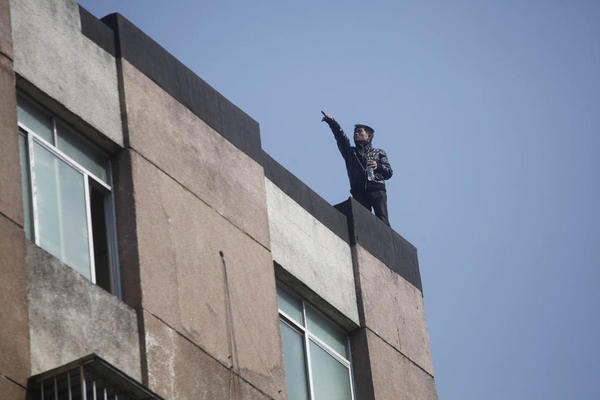 男子跳楼前情绪激动。
