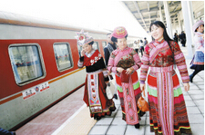 搭乘第一趟昆河列车的乘客身着民族服饰盛装出行 都市时报记者 张悦