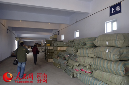 郑州铁路货运走亲民路线 小苹果也能坐火车|