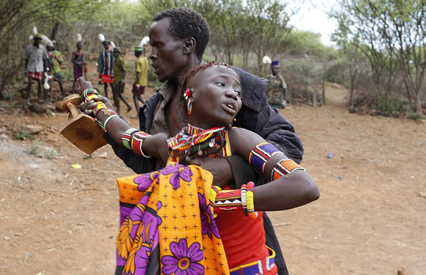 揭秘肯尼亚部落 抢婚 风俗:未成年少女含泪出嫁