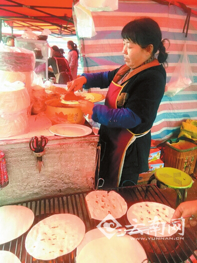 高大姐忙着烧饵块