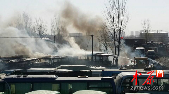 郑州一报废汽车拆解中心起火 数十辆车被烧毁