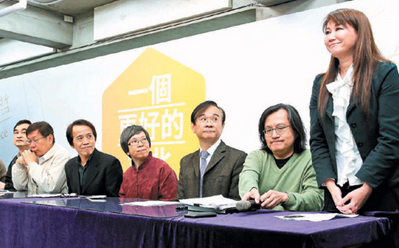 台北市长当选人柯文哲(左二)公布台北市政府小内阁名单,包括观传局长简余晏(右一起)、都发局长林洲民、教育局长汤志民、秘书长苏丽琼、副市长林钦荣、邓家基等。记者屠惠刚/摄影图片来源:台湾《联合报》