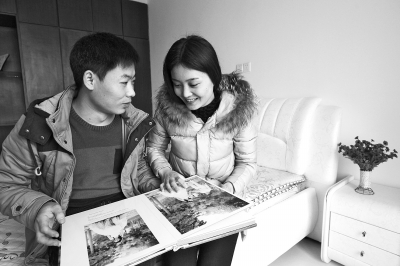 翻看着婚纱照,小两口偶尔的对视中,充满着甜蜜。