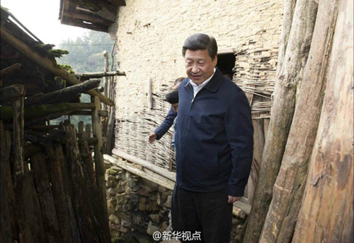 2013年11月3日,习近平来到湘西土家族苗族自治州花垣县十八洞村特困户施齐文家,走进猪圈看老人家里养的两头猪。