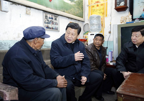 2013年11月25日,习近平来到山东省沂蒙老区临沭县曹庄镇朱村,看望参加过淮海战役的老支前王克昌。
