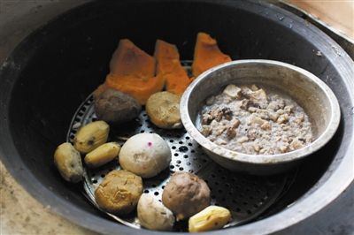 2012年12月30日,唐荣斌夫妇家里的饭菜
