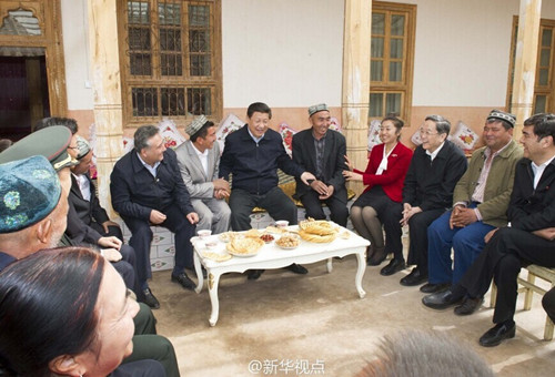 2014年4月28日,习近平看望喀什地区疏附县的维吾尔族村民阿卜都克尤木·肉孜一家