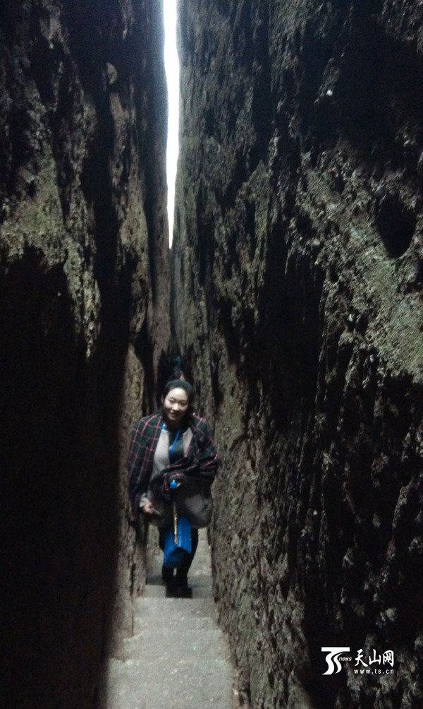 桃源洞里仅容一人通过的“一线天”。