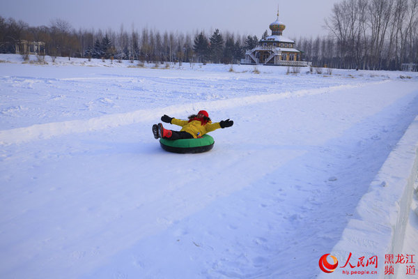 游客尽享高山雪圈带来的乐趣。