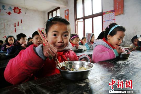 贵州剑河久吉灾后上课第一天:孩子营养餐有保